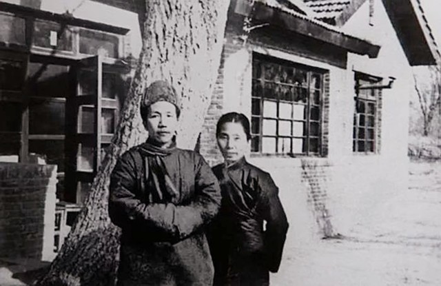 妻子卧病在床，他提前为妻子写挽联，妻子看后：我一定比你活得长