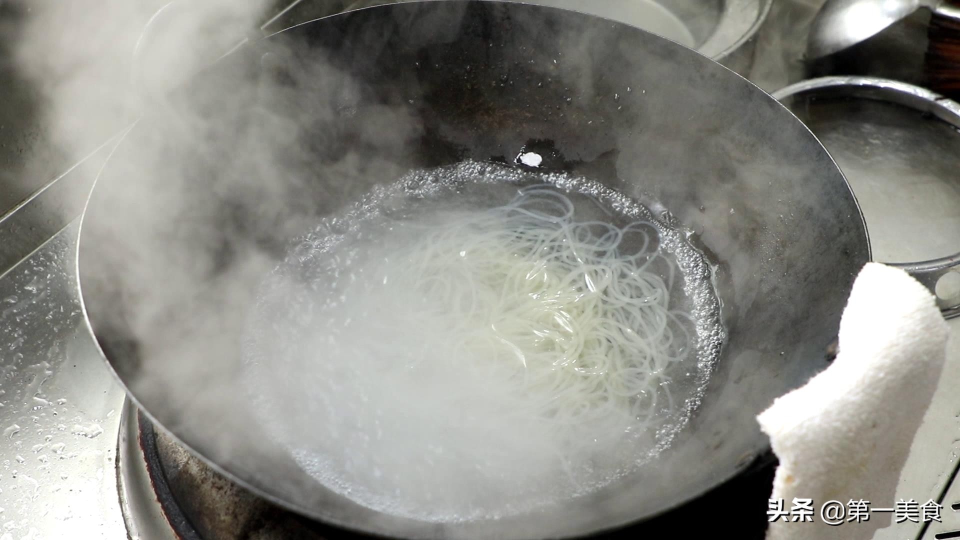 店里的酸辣粉为什么吃起来那么过瘾？做法很简单，秘方都在料汁里