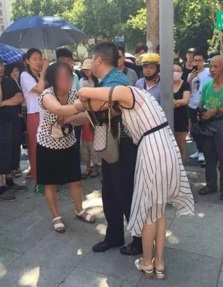 原配暴打小三,