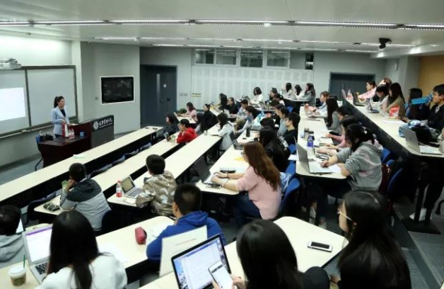 大学生不会数学题，无奈请教某宝“客服”，大学生：当客服屈才了