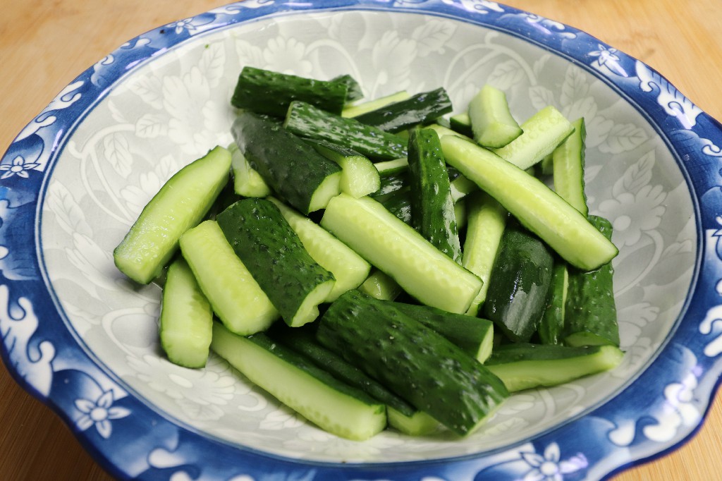 凉拌黄瓜时，直接拌就错了，多加这1步，黄瓜又香又脆，更入味