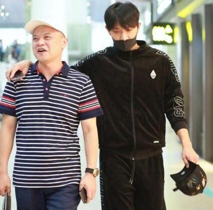 “顶流”吴亦凡：成名背后消失的“爸爸”