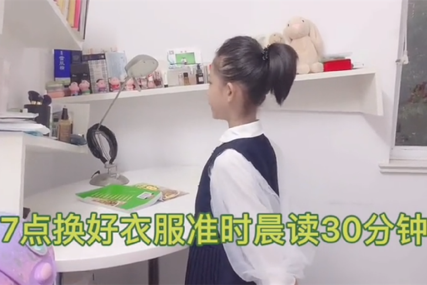 闹钟一响立马起床，自己做早餐、晨读，自律女孩让人酸成柠檬精