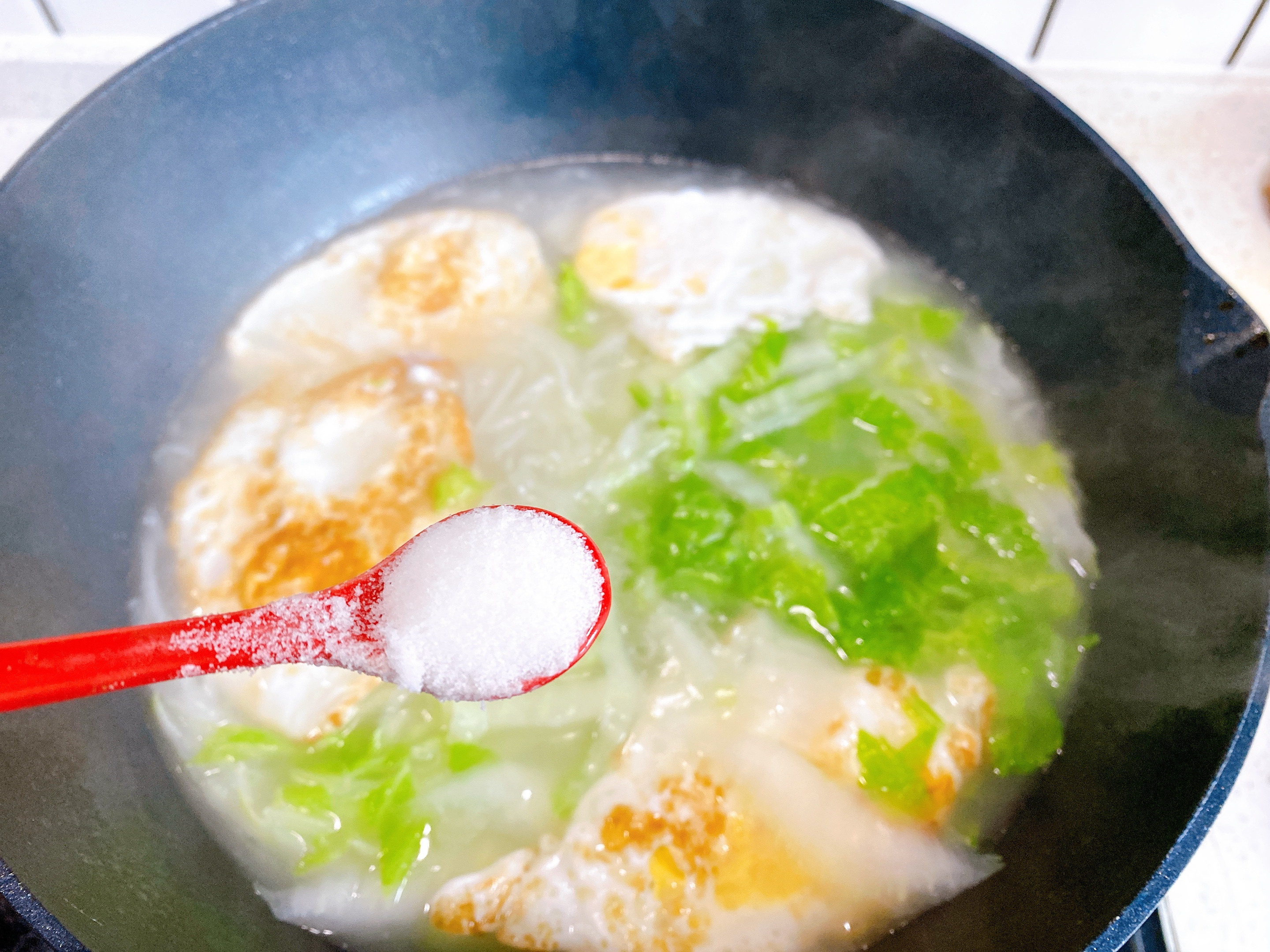 冬天要多喝这“2白汤”，荤素搭配，汤色浓白不油腻，10分钟完成