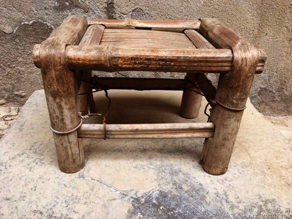 同椅子不同,椅子有靠背,这种凳子方便坐来干活的,椅子是用来靠着休息