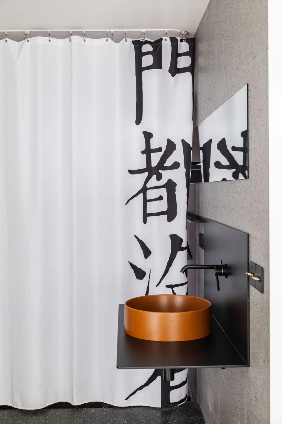 上海80㎡空无一物，厨卫打通，藏了升降客厅，这操作神好用