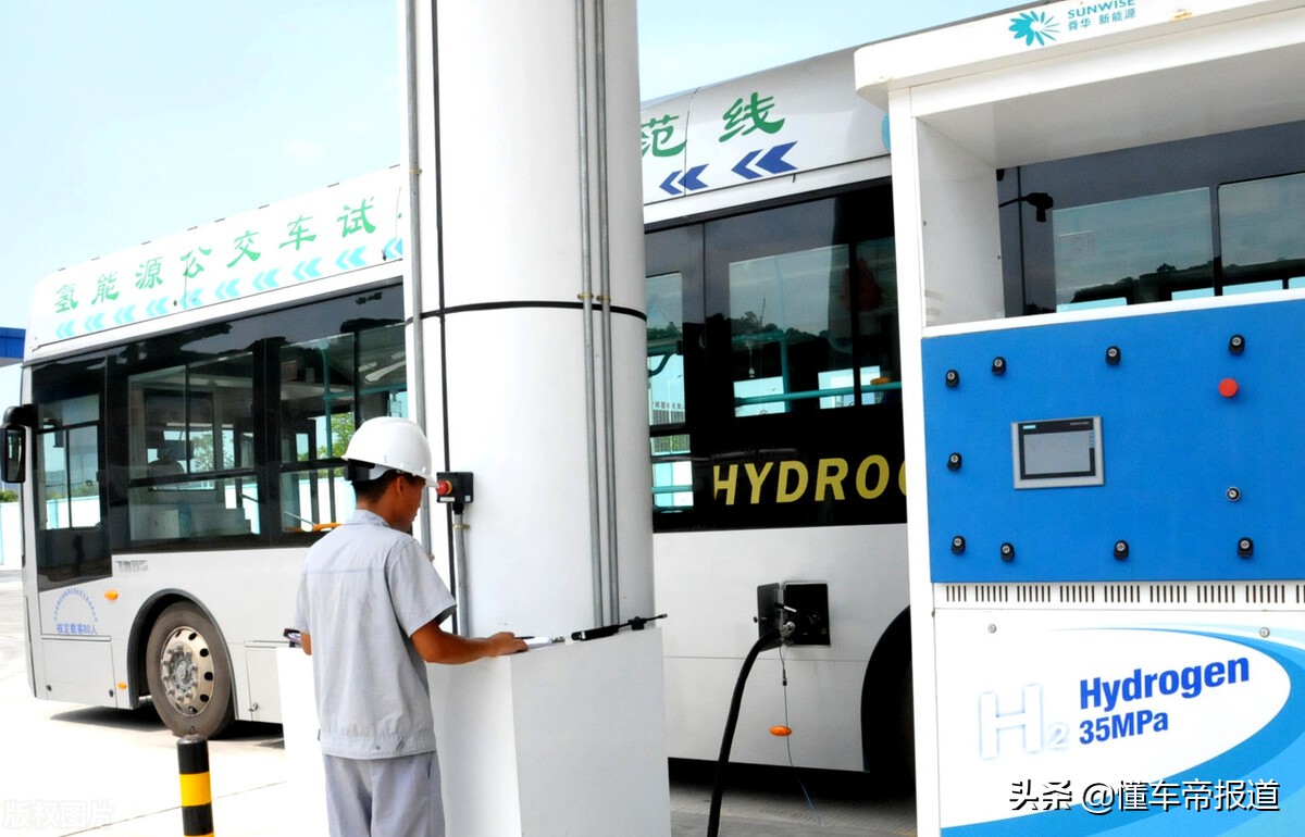 新车 </p><p>　　 续航600公里！长安CS75 FCV氢燃料电池车亮相