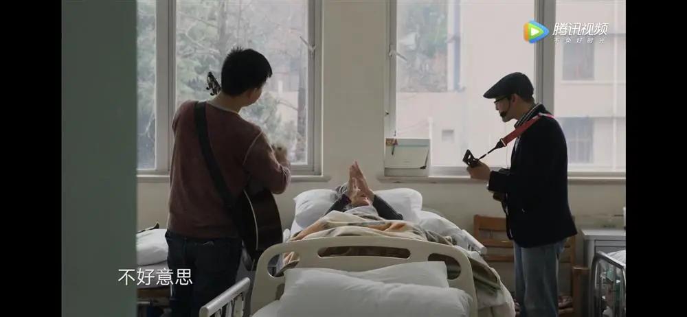 白天他在病房唱歌，晚上回到监狱