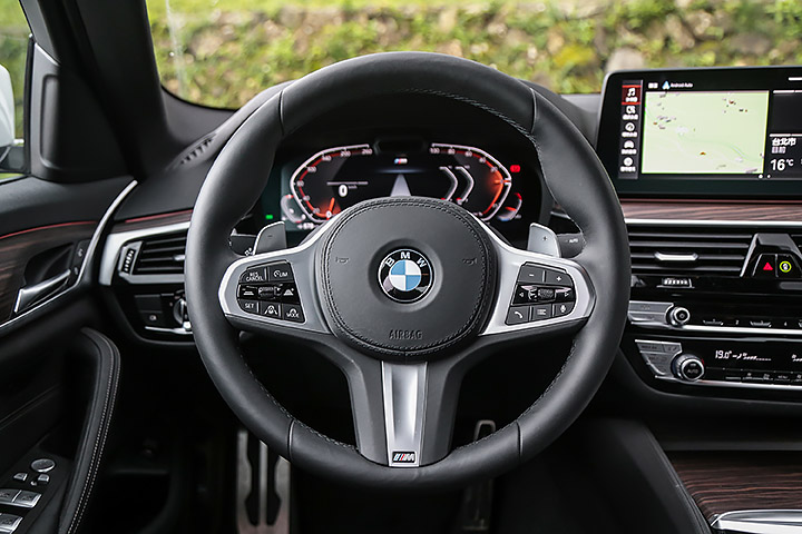 动力弱，但它是短轴的啊，试驾宝马520i M Sport