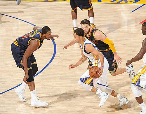 nba巨星为什么没有包夹(为什么科比库里经常遇到战术包夹,而詹皇就没