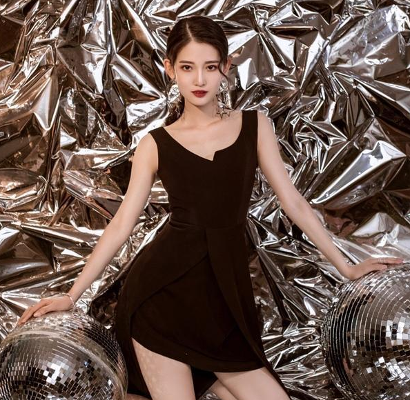 北大校花毕业照走红，颜值才华双双在线，没想到评论区却翻车了