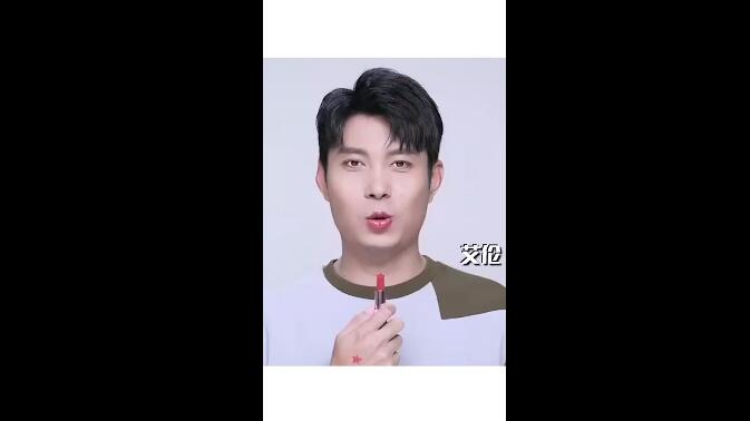 沈腾拍彩妆广告，还在线涂口红试色，沈叔叔是想劝人拔草吧……