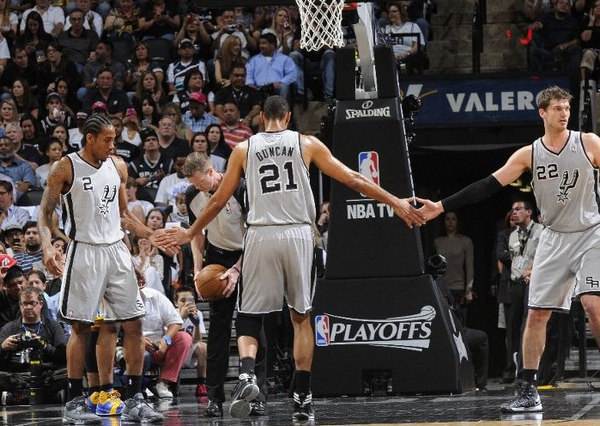 为什么nba球员要把舔手(NBA小细节蕴含大智慧：扶队友起来学问多，击掌也包含科学道理)