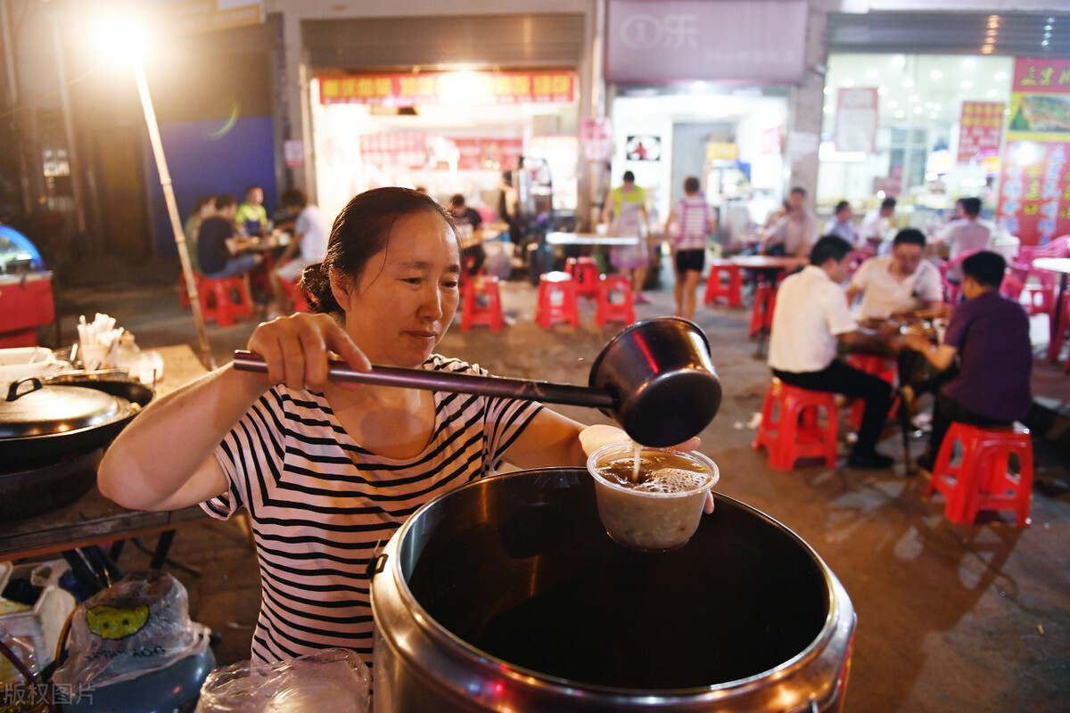 中年男人开正宗烧烤店，利用“一次抽奖”，月赚16万，这策略绝了