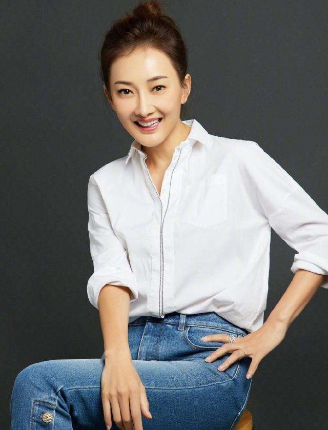 牛莉春晚大衣(牛莉:春晚一件粉红色大衣拍卖3万2引争议?