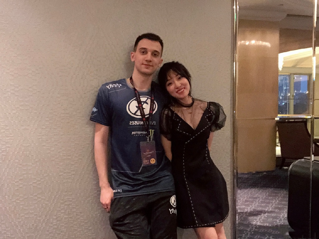 dota的甜美爱情,三年恋情终成正果,小鸽子和外国男友收获祝福