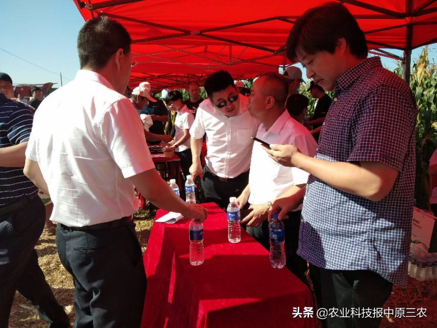 規(guī)模盛大！第二屆華北農(nóng)機(jī)地頭展在中國龐口成功舉行