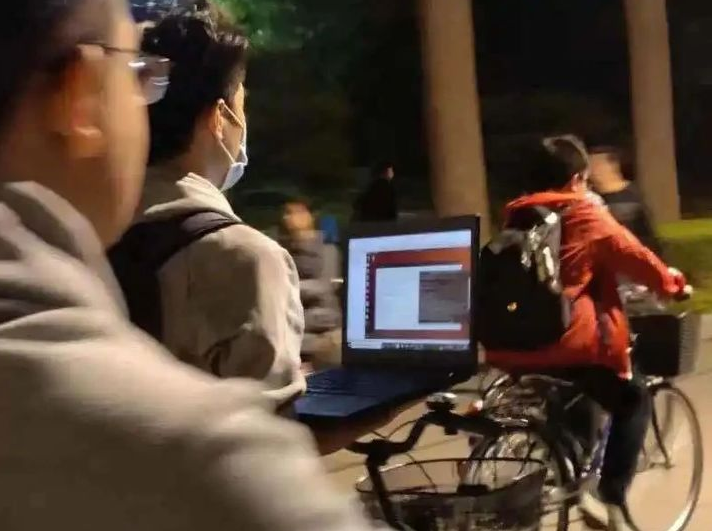 当代大学生内卷现状，背着同学学习成流行，上学堪比“大型宫斗”