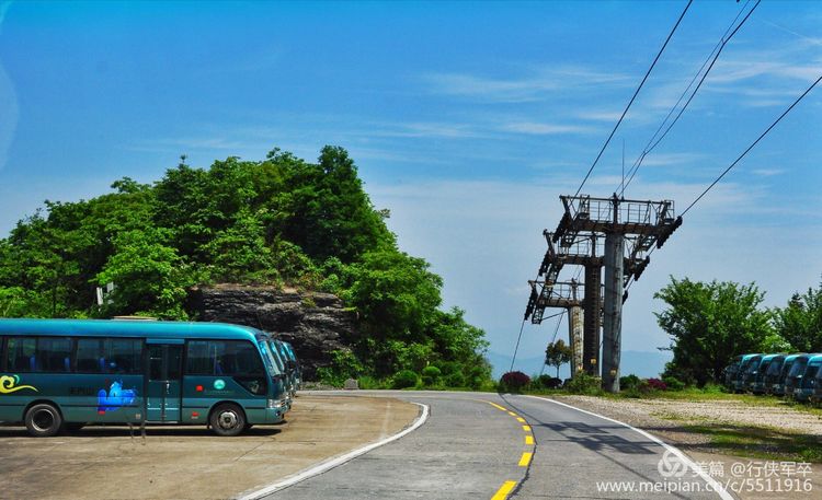 玉壶峰下松涛起，天界佛国掸尘埃！走遍千山万岭，唯天门山独有