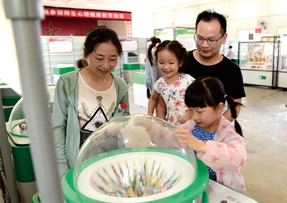 湘潭县第一个科技馆在县青少年素质教育培训学校胜利建成