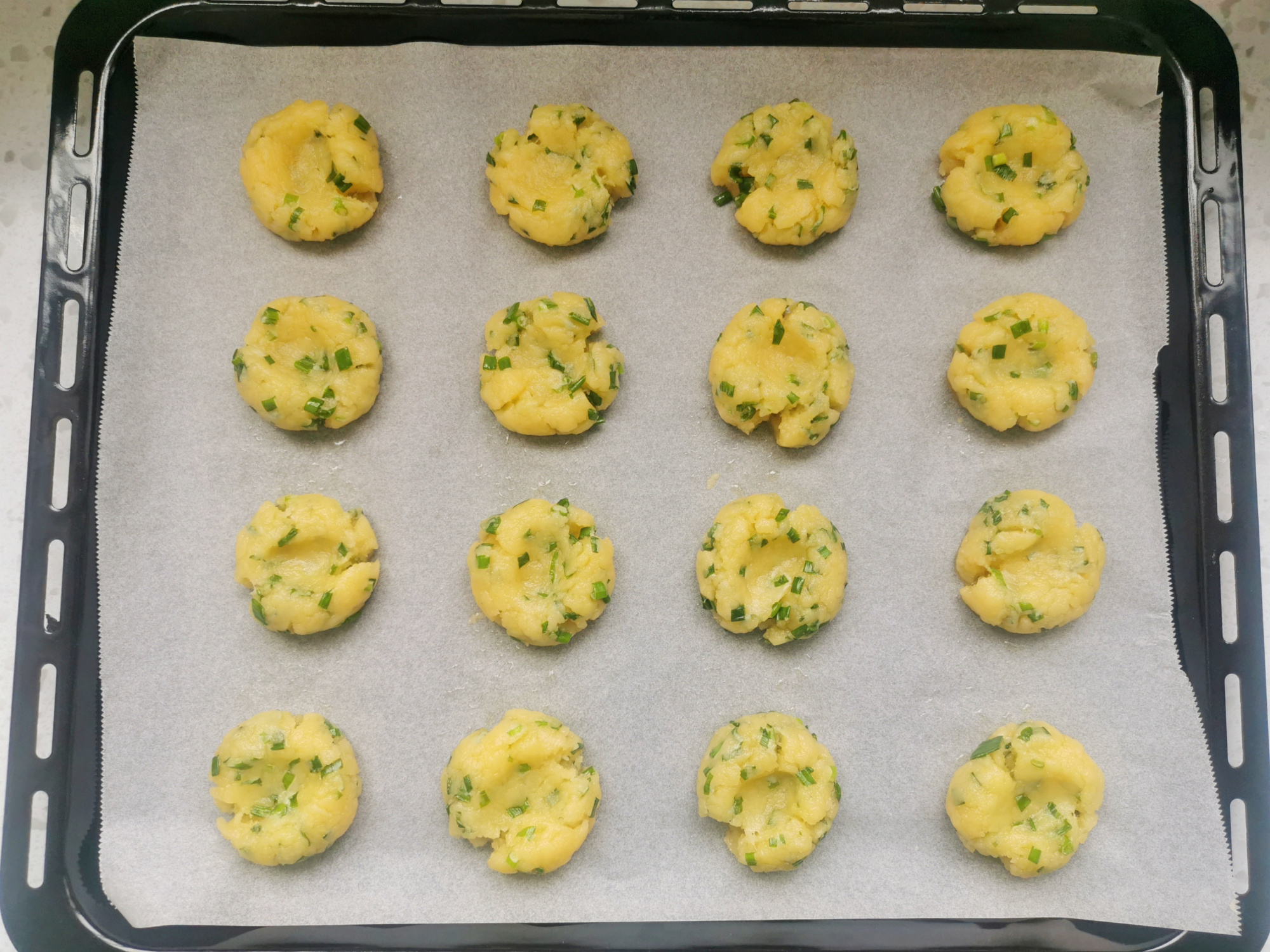 不用黄油也能做饼干！1碗面粉，1把香葱，教你做咸味的香葱酥
