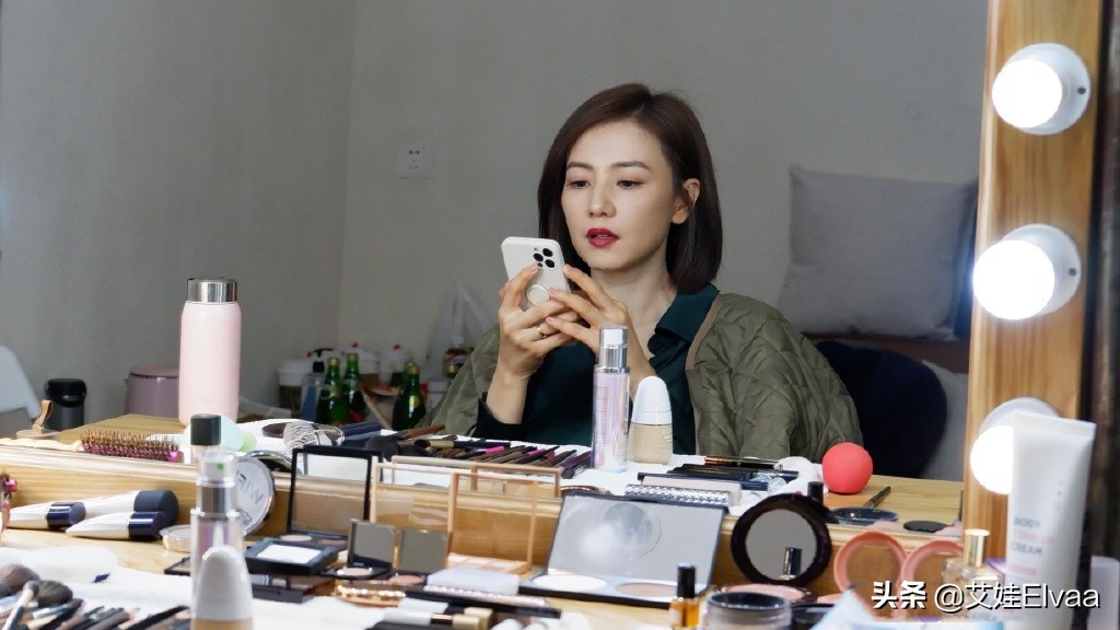 真氧氣美女！高圓圓穿真絲衫牛仔褲好知性，42歲觀音盤腿坐太柔軟