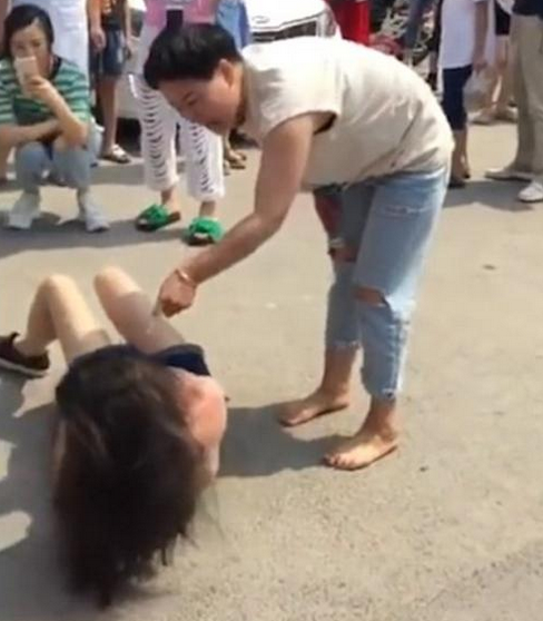 原配暴打小三,