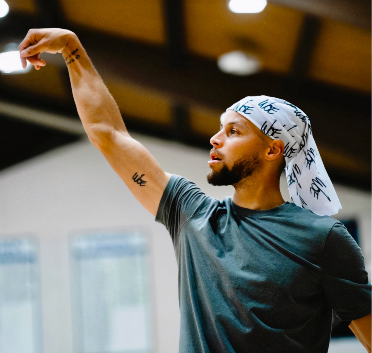 nba球员纹身为什么不上色(nba纹身趣事:一人纹自己名字,詹姆斯纹身