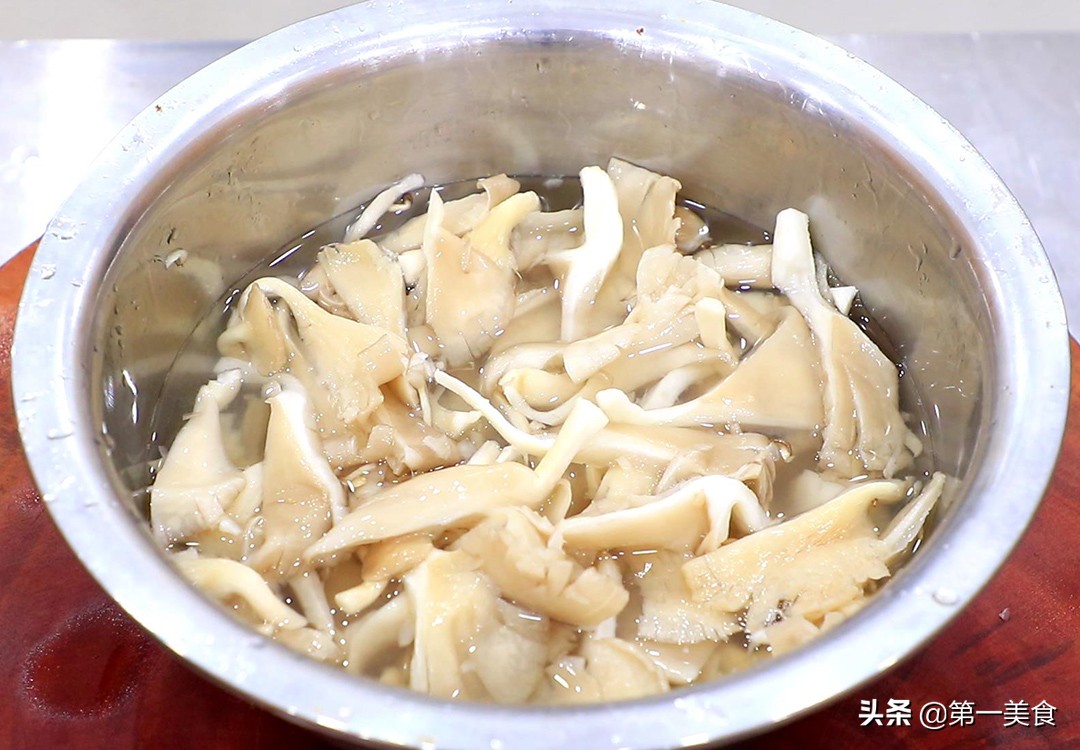 图片[2]-【孜然蘑菇】做法步骤图 香辣入味 酥脆可口-起舞食谱网