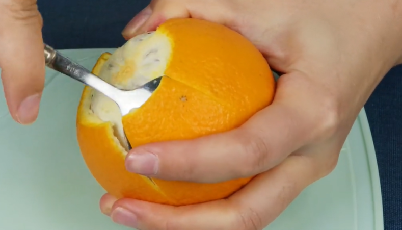 橙子学会用这5种方法剥皮，不沾手不流汁，关键是客人吃着也方便