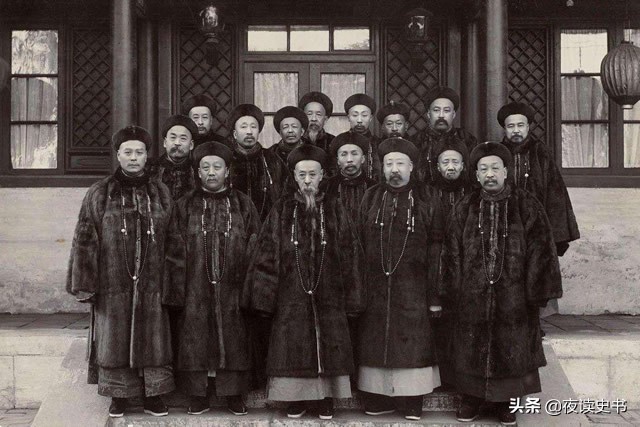 清朝内阁大学士、军机大臣是干什么的？相当于现在什么级别干部？