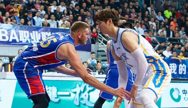 王哲林为什么会去nba(咋不去NBA打球？第一中锋王哲林道出实情，网友扼腕叹息，遗憾)