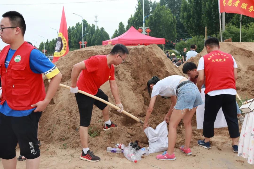 滑县六中志愿者：走下三尺讲台 奔赴防汛一线