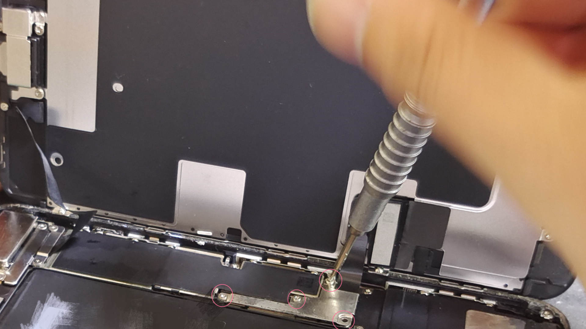 iPhone8Plus回收920，或者换个电池再用2年？到底怎么选最合适？