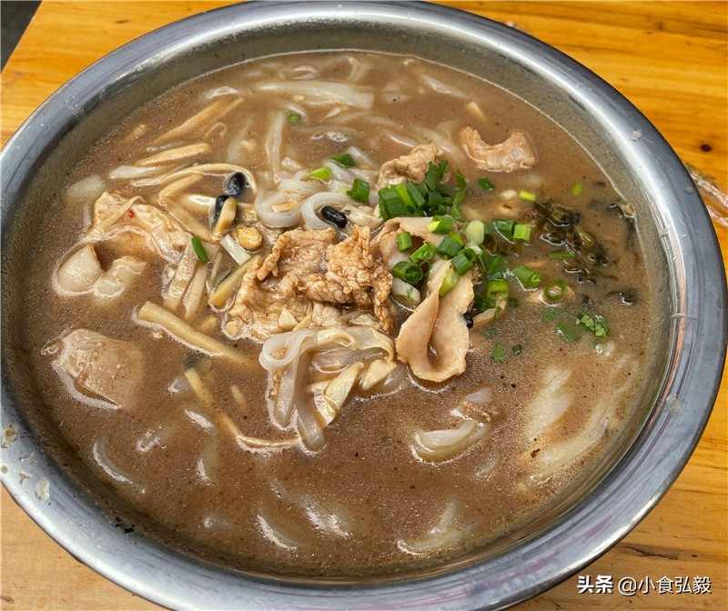 南宁这家不足3平米的小店，每天卖出一两百碗粉，4个人忙不过来