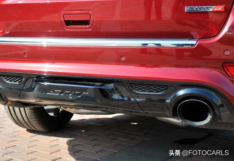 Jeep大切诺基6.4L SRT8实拍，百公里不到5秒，售价近120万的灭霸