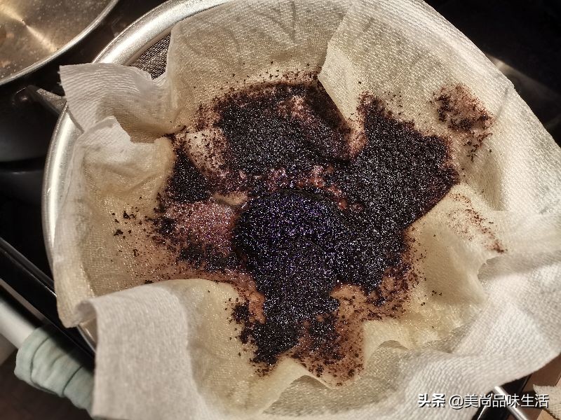 炸过食物的油变黑有异味怎么办？只需一物，就可以让油瞬间变清