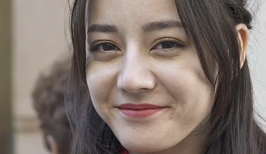 迪丽热巴生图引热议,粉丝斥摄影师恶意P图,对方怒曝原图视频