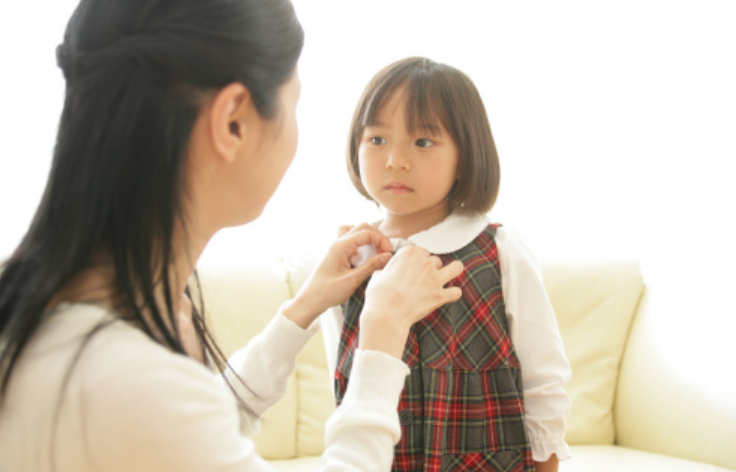 孩子到底冷不冷，妈妈摸下这两个部位就知道，若凉说明孩子冷