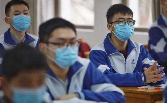 大学生上台自我介绍，真是紧张加激动，网友：说相声的好苗子