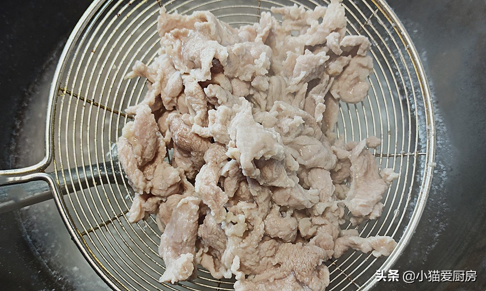 这道南瓜和猪瘦肉一起做的下饭菜“金汤肉片”，酸辣得恰到好处
