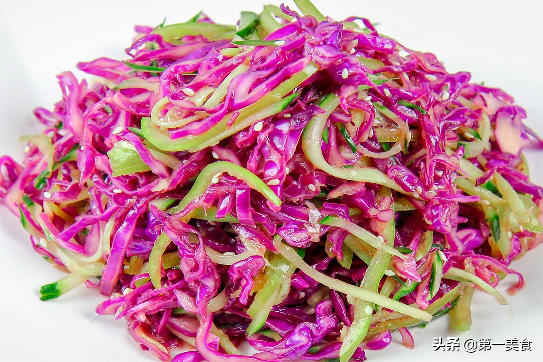 凉拌紫甘蓝，到底用不用焯水？大厨教你正确做法，紫甘蓝脆爽不黑