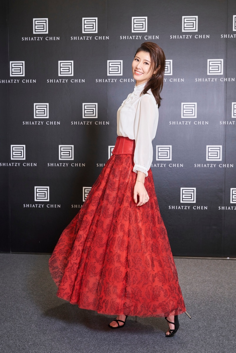 熟女网站 熟女白衬衫穿搭加点心机也能赢 已备案域名