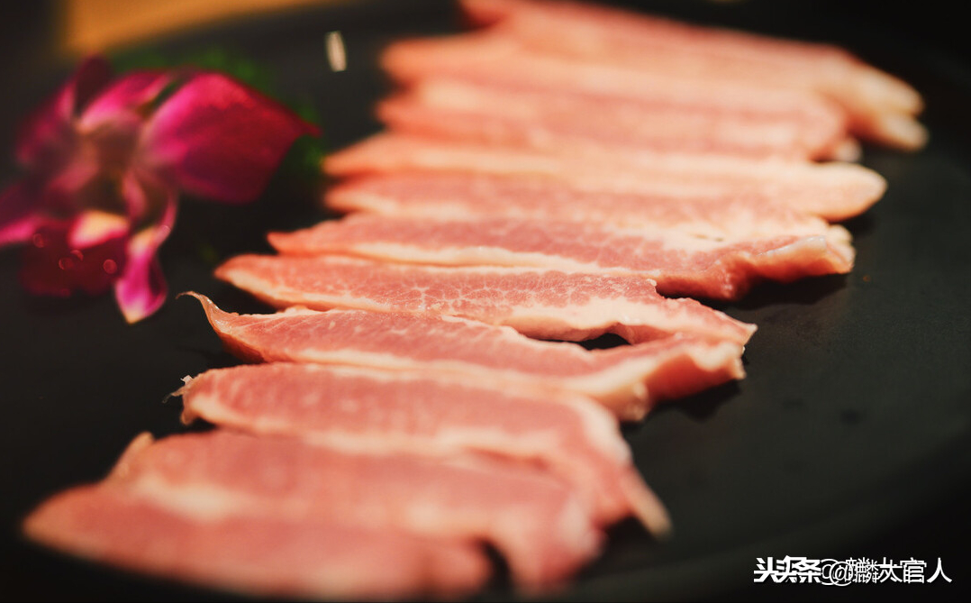 切牛肉，“横着切”还是“竖着切”？大厨：都不对，这样切才软嫩