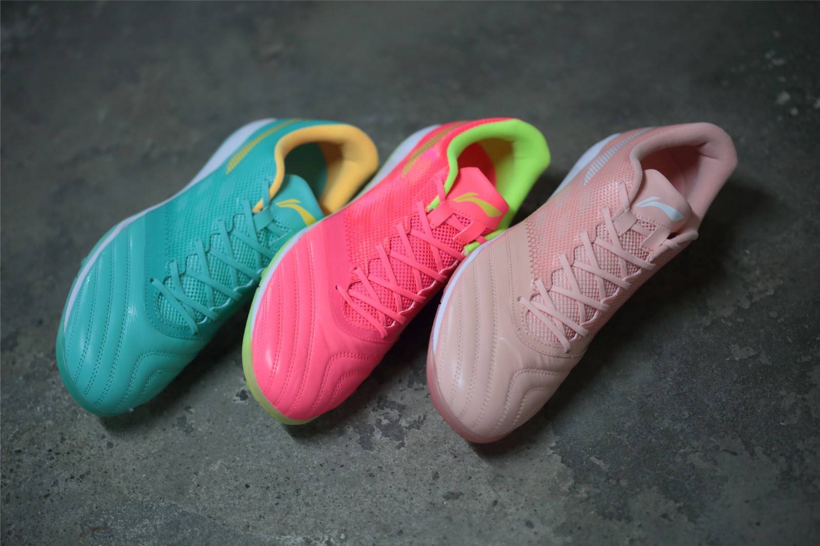 李宁铁系列二代tf足球鞋