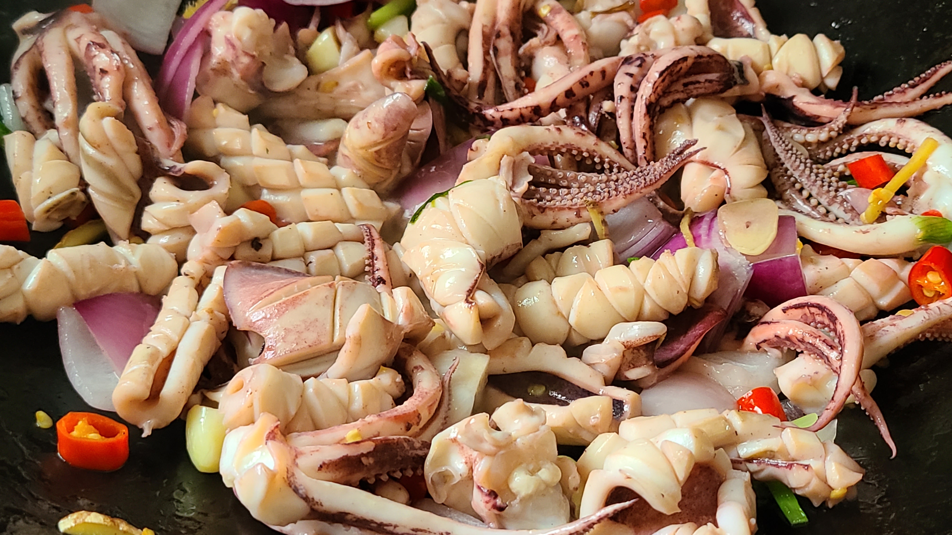 爆炒鱿鱼的做法,香辣下饭又好吃,这一道美味家常菜,味道很棒