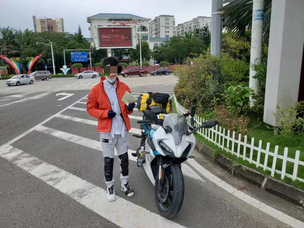 险！摩托车违法上高速，原因竟是......骑手被交警处罚