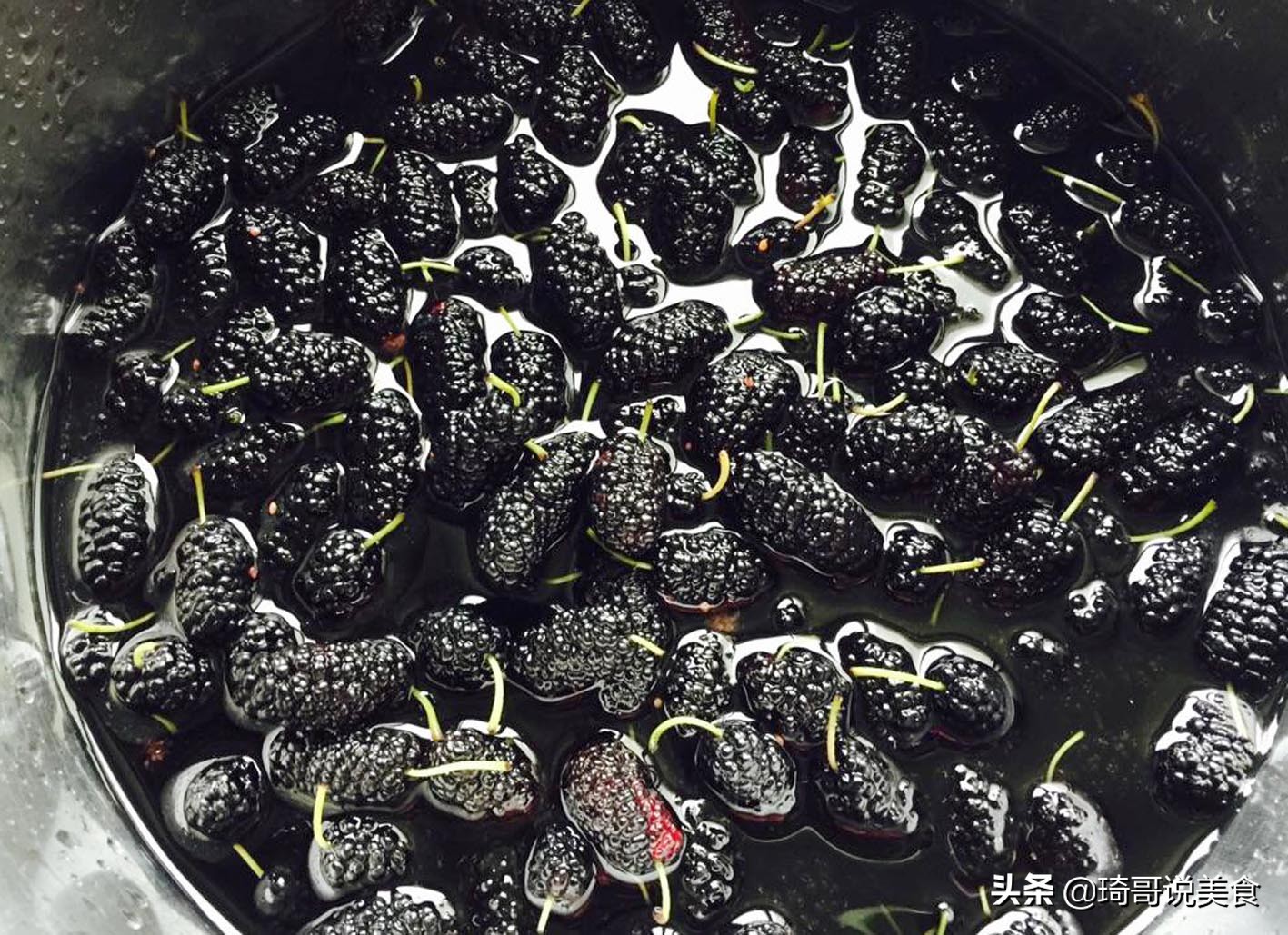 清水洗桑椹，跟没洗一样！水里撒一把，虫卵脏物自动跑出来