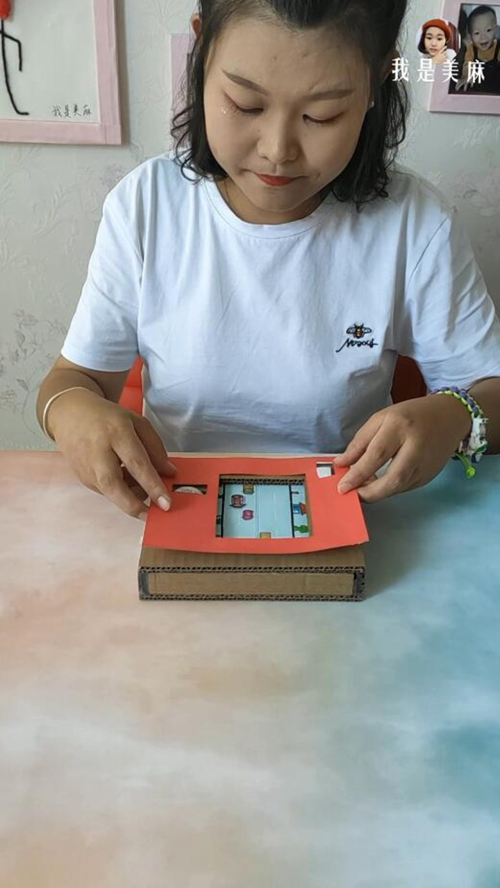 妈妈用废纸箱给儿子做了个小玩具，用两根手指就能玩，画面很逼真