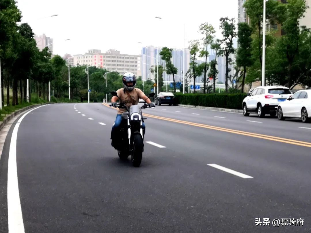 唤醒童真时代的热爱——贝纳利幼狮800T版骑行动态感受